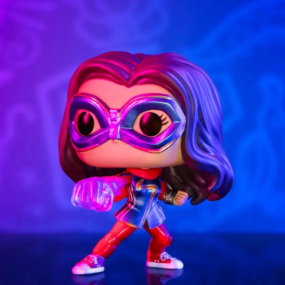 Pop! Chases, Vault, Limited Editions, Ppp Items>Ms. Marvel (2022) - with Light Arm Pop! Vinyl Figure in Acrylic Pop! Protector (Funko / Popcultcha Exclusive)