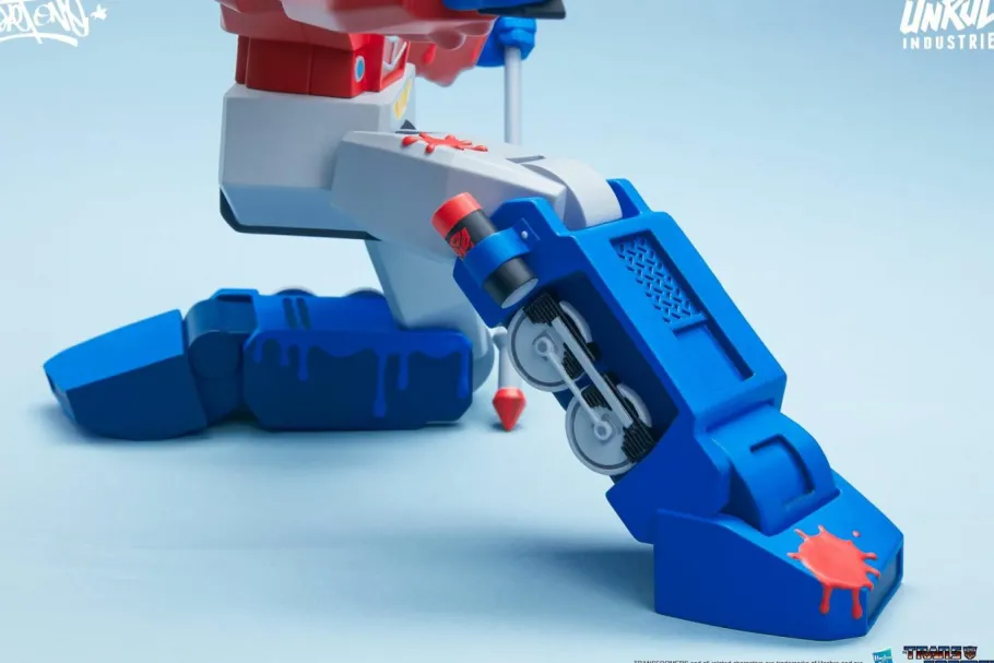 Designer Vinyl>Transformers - Optimus Prime 9” Vinyl Figure by Sket One